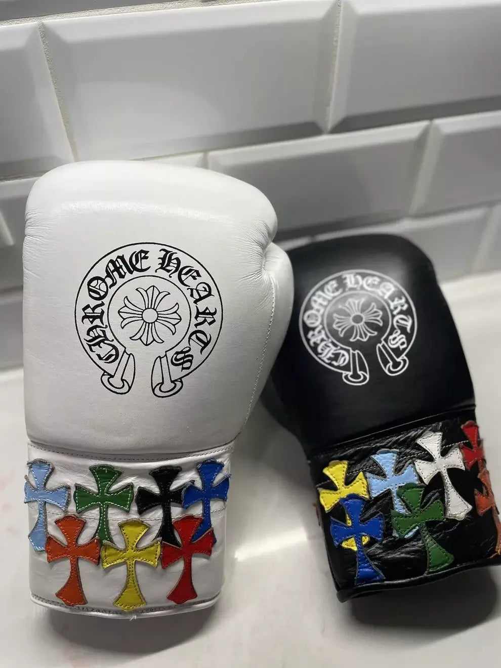 Winning Boxing Gloves White/Black Sparring