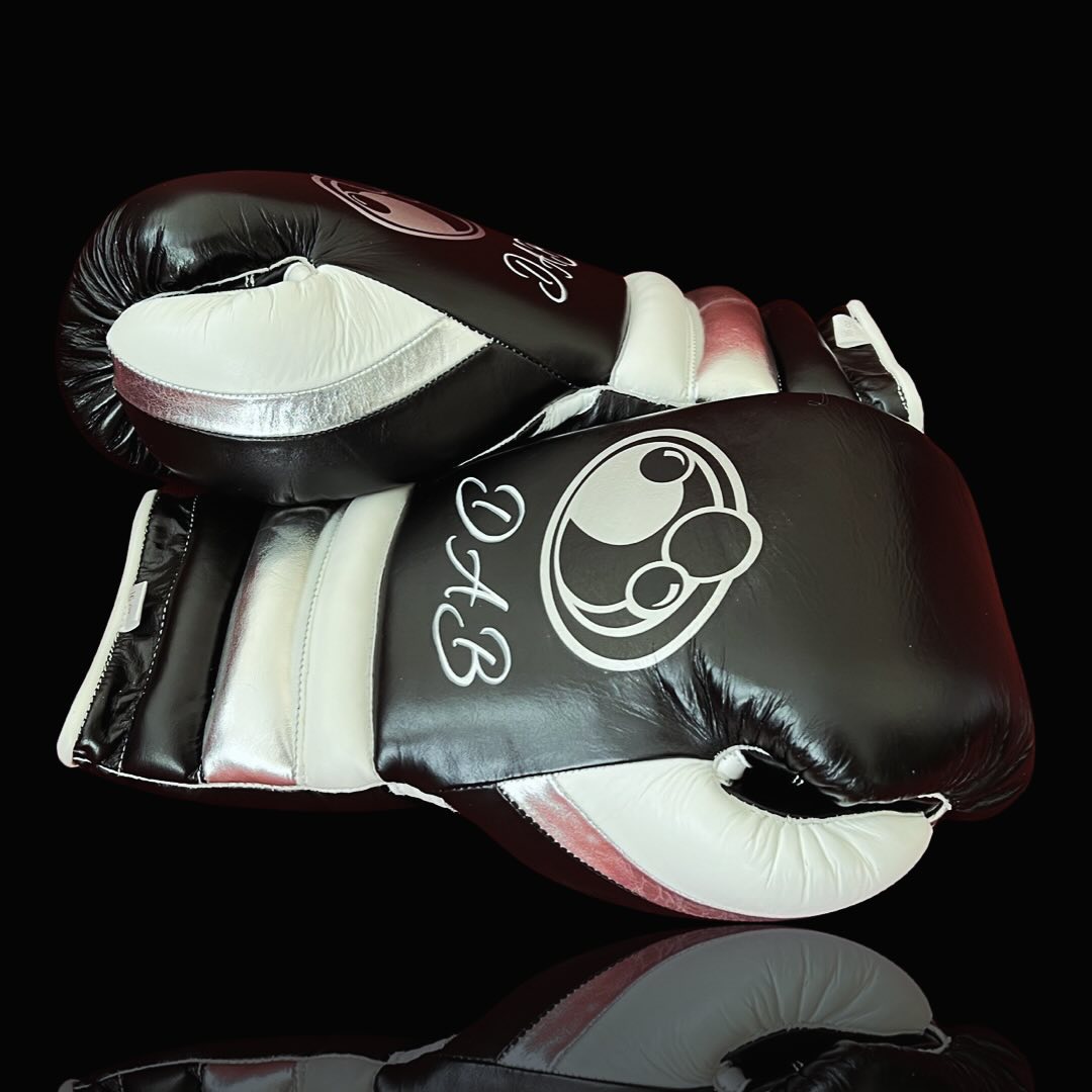 Grant Boxing Gloves Black/White/Silver Lace-Up
