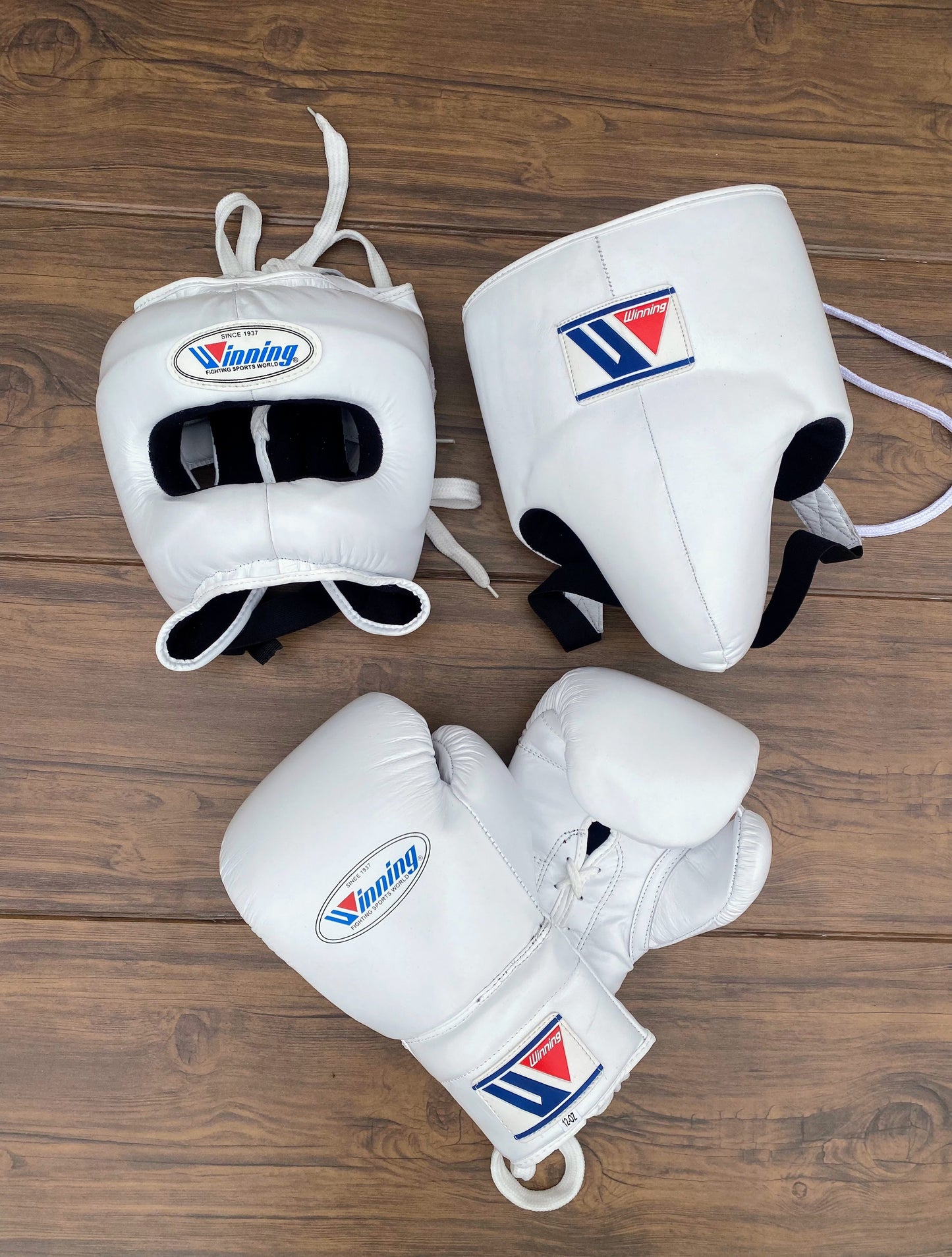 Winning Boxing Gloves Set White Protective Gear