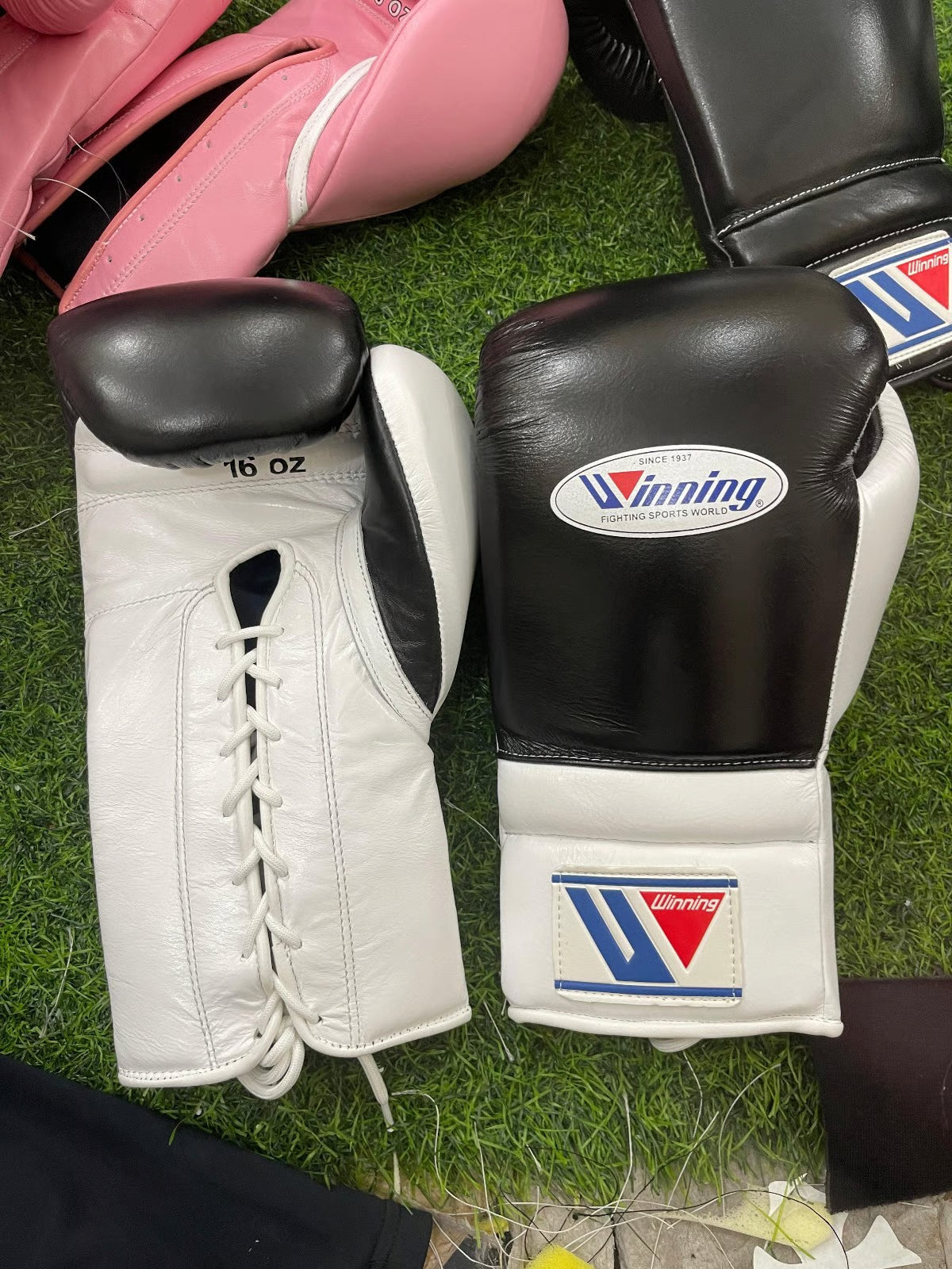 Winning Boxing Gloves Black/White Heavy Bag